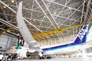 隨著一架B787“夢(mèng)想飛機(jī)”在日本東京羽田機(jī)場(chǎng)著陸，波音公司終于結(jié)束了其為期3年延遲交付的噩夢(mèng)
