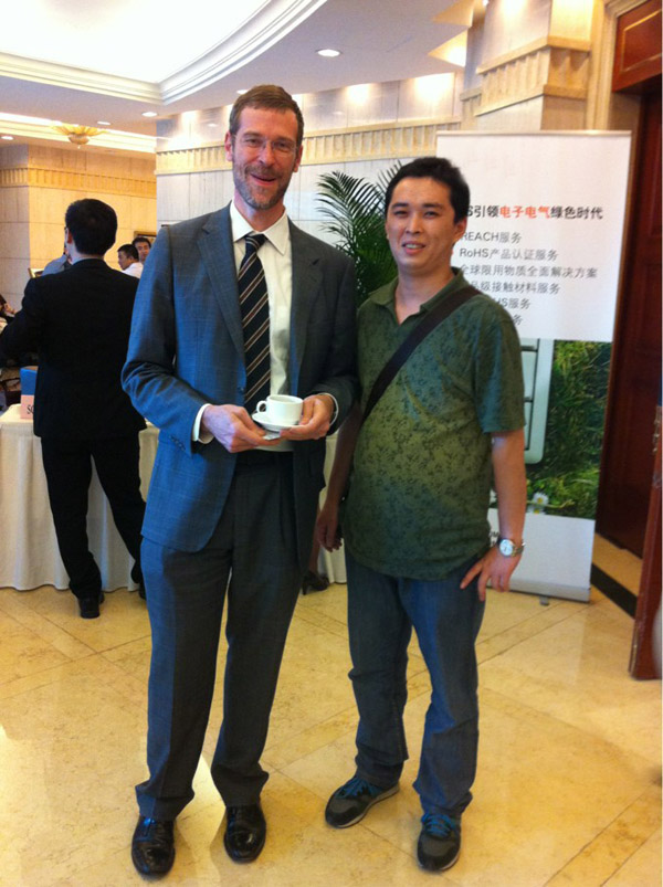 潤大世紀員工與環(huán)球資源首席運營官、執(zhí)行總裁裴克為(Craig Pepples)在一起